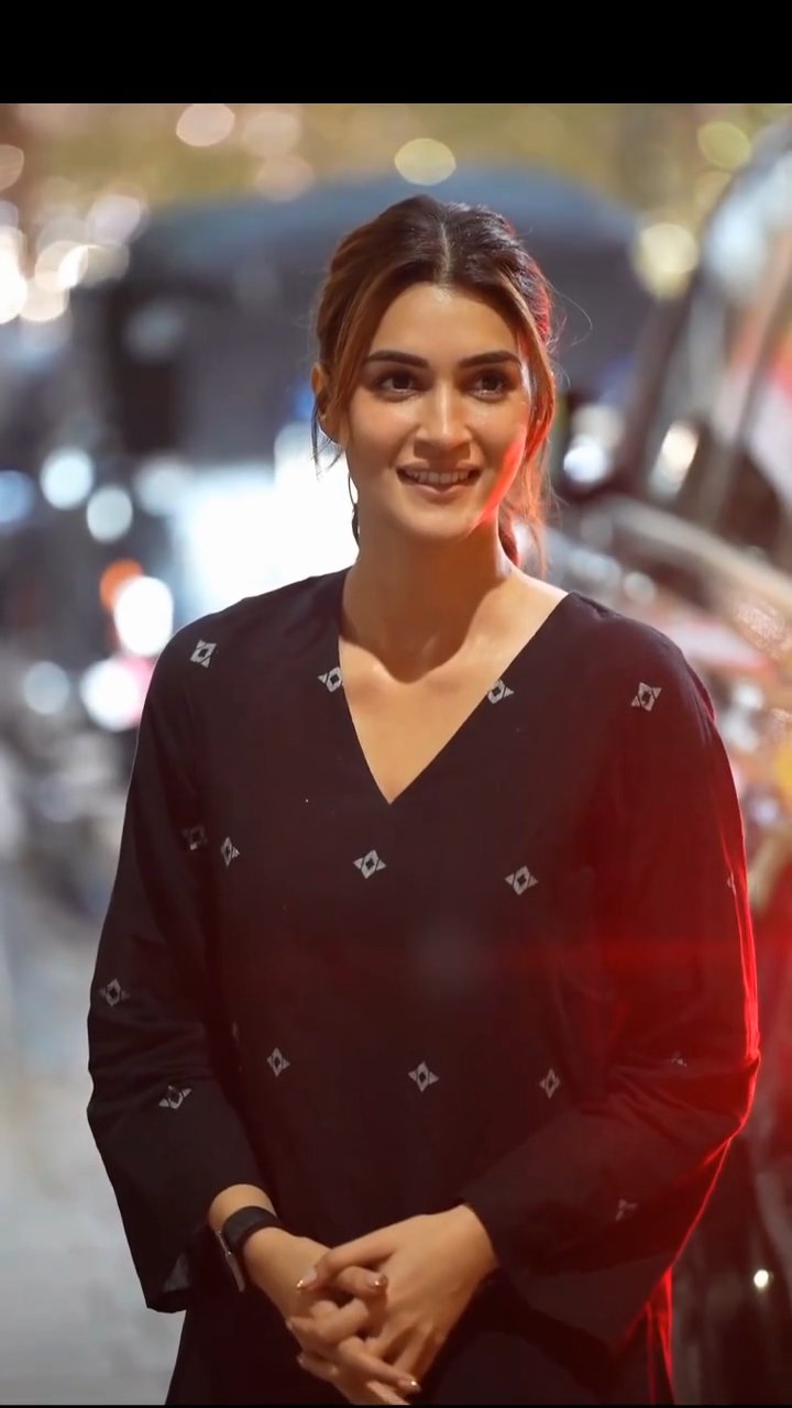 kriti sanon black star co-ord set