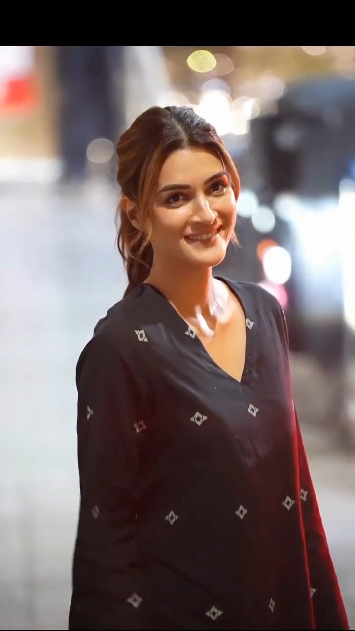 kriti sanon black star co-ord set